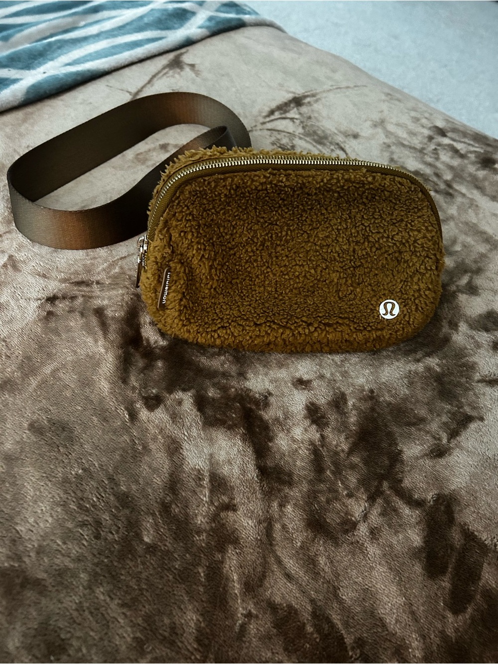 Lululemon sherpa belt bag in olive brown